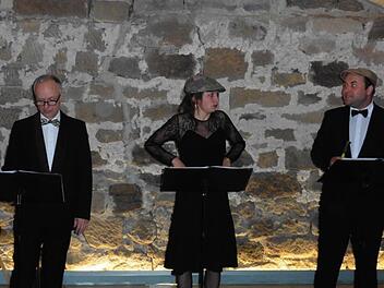 Aline Joers und Patrick L. Schmitz (r.) spielen mit Schiebermützen Emil und einen Detektiv. Franz Tröger assistiert.     Foto: Rudolf Görtler