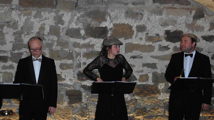 Aline Joers und Patrick L. Schmitz (r.) spielen mit Schiebermützen Emil und einen Detektiv. Franz Tröger assistiert.     Foto: Rudolf Görtler