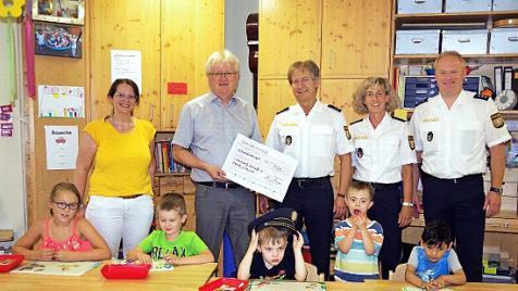Marina Kremer (li.) und Wolfgang Schmidt-Palm (beide Lebenshilfe) sowie Uwe Herrmann, Petra Steger und Gerhard Anders von der PI Kronach freuen sich mit Kiga-Kindern über die Spende. Foto: Heike Schülein
