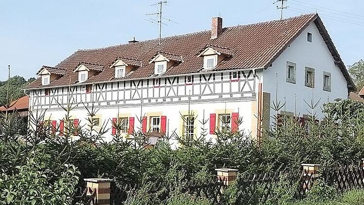 Die Einöde, bestehend aus zwei ökologisch betriebenen Landwirtschaftsgütern liegt rechts am Weg Richtung Welsberg: der Idylle Büdenhof.