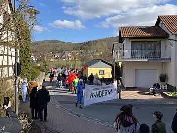 Dieser Demonstrationszug im Bad Bockleter Gemeindeteil Steinach am Faschingssonntag ruft Unmut bei Bev&ouml;lkerung und B&uuml;rgermeister hervor.