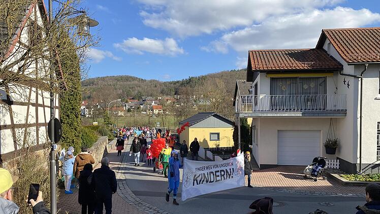 Dieser Demonstrationszug im Bad Bockleter Gemeindeteil Steinach am Faschingssonntag ruft Unmut bei Bev&ouml;lkerung und B&uuml;rgermeister hervor.