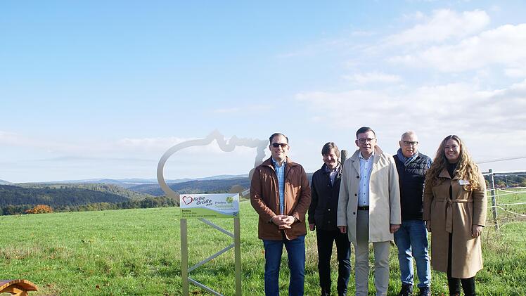 Der Wartmannsrother Bürgermeister Florian Atzmüller (von links) begrüßte Allianzmanager Holger Becker, Bürgermeister Armin Warmuth, Geerd Müller von Frankans Saalestück sowie Julia Gerstberger vom Amt für ländliche Entwicklung. Foto: Milena Meder