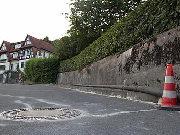 Vorsorglich haben die Stadtwerke eine oberirdische Wasserleitung verlegt. Fotos: Ulrike Müller