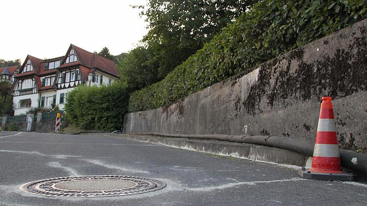 Vorsorglich haben die Stadtwerke eine oberirdische Wasserleitung verlegt. Fotos: Ulrike Müller