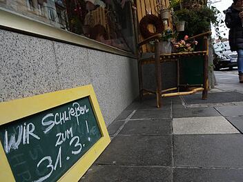 Die Tafel kündigt die nächste Schließung an. Fotos: Arkadius Guzy