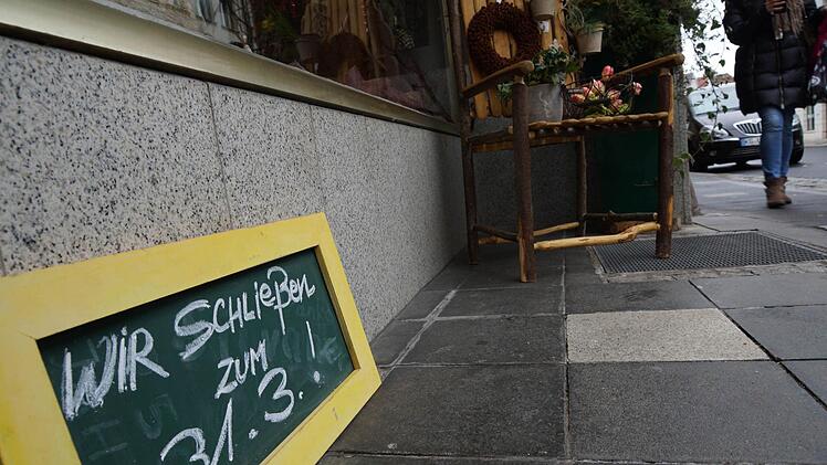 Die Tafel kündigt die nächste Schließung an. Fotos: Arkadius Guzy