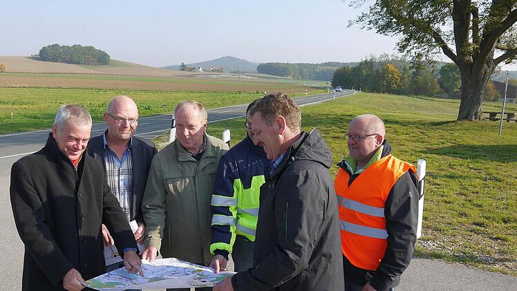 Ortsbesichtigung gleich neben der Zigeunerlinde. Foto: Berthold Köhler