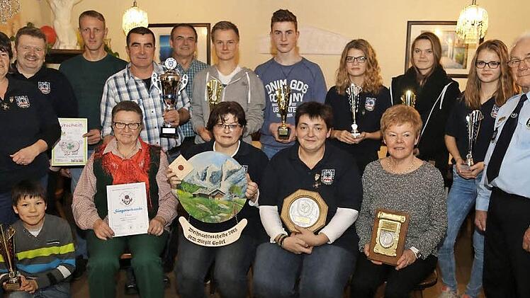 Die Siegerehrung beim Jahresabschluss der Soldatenkameradschaft Weingarts im Gasthaus "Zur Linde" Foto: Franz Galster