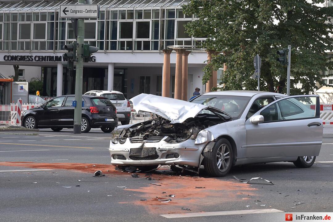Notarztwagen verunglückt auf Einsatzfahrt