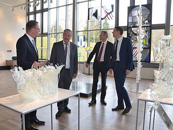 Tagungsort mit kulturellem Anspruch. Die Bezirksversammlung des Bayerischen Städtetags fand im Europäischen Museum für modernes Glas in Rödental statt (von links): Bernd Buckenhofer, Frank Rebhan, Ulrich Maly und Marco Steiner. Foto: Rainer Lutz