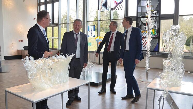 Tagungsort mit kulturellem Anspruch. Die Bezirksversammlung des Bayerischen Städtetags fand im Europäischen Museum für modernes Glas in Rödental statt (von links): Bernd Buckenhofer, Frank Rebhan, Ulrich Maly und Marco Steiner. Foto: Rainer Lutz