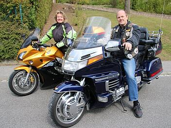 Das Ehepaar Göller auf seinen heißen Öfen: Monika Göller fährt eine Honda CBF 1000, Martin Göller eine Goldwing 1100.  Fotos: Katja Müller