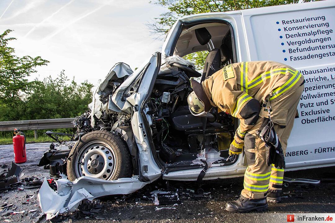 Schwerer Unfall in Fürth: Kleintransporter kracht in Kehrfahrzeug