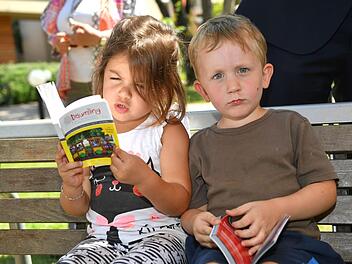 Emilia und Frederik stöbern schon im Freizeitangebot des neuen "Däumling"-Familienpasses. Foto: Ronald Rinklef