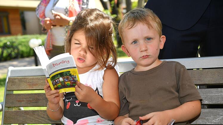 Emilia und Frederik stöbern schon im Freizeitangebot des neuen "Däumling"-Familienpasses. Foto: Ronald Rinklef
