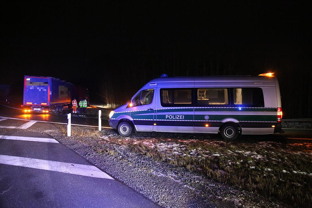 Sattelzug walzt Leitplanke nieder
