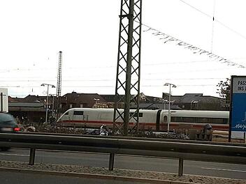 Der fast pünktliche ICE nach Berlin am Mittwochnachmittag am Coburger BahnhofUlrike Nauer