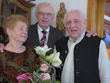Vizelandrat Edgar Büttner gratulierte zur Eisernen Hochzeit. Foto: Heidi Amon