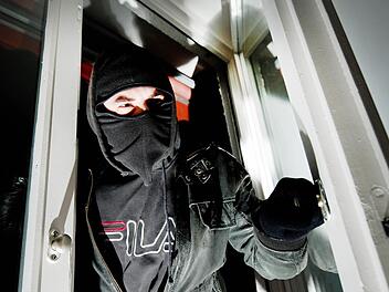 Der Kriminelle verschaffte sich zwischen Dienstagabend und Mittwochvormittag Zutritt zum Haus. Symbolfoto: Andreas Gebert/dpa