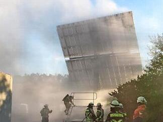 Ein Solar-Tower geriet in Adelsdorf am Dienstagabend in Brand. Ursache war wohl ein technischer Defekt. Die Adelsdorfer Feuerwehr setzte zum Löschen ihre Drehleiter ein. Fotos: Feuerwehr Adelsdorf
