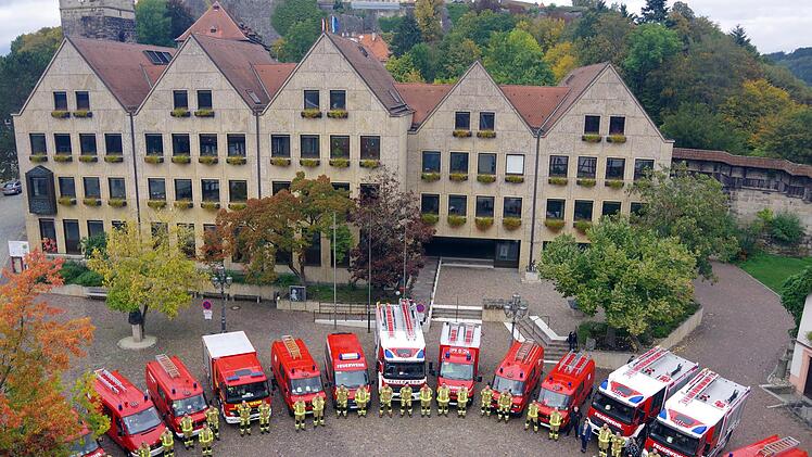 Die Kommandanten und deren Stellvertreter von den Feuerwehren aus dem Kronacher Stadtgebiet freuten sich bei der Übergabe durch Bürgermeisterin Angela Hofmann vor dem Rathaus über die neuen Schutzanzüge. Foto: Heike Schülein