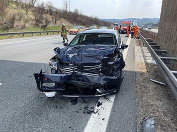 Schwerer Auffahrunfall auf der A9: Drei Personen verletzt