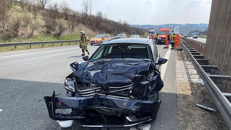 Schwerer Auffahrunfall auf der A9: Drei Personen verletzt