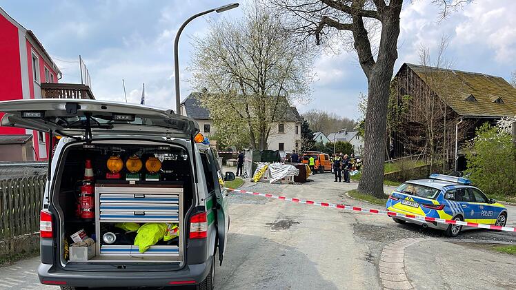 Kleintransporter f&auml;hrt r&uuml;ckw&auml;rts und &uuml;bersieht Fu&szlig;g&auml;ngerin