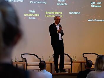 Wie die Zukunft des Wirtschaftsstandortes Bad Kissingen aussehen kann, erl&auml;uterten Expertinnen und Experten in einer Informationsveranstaltung, die von der Staatsbad GmbH f&uuml;r   Leistungstr&auml;gerinnen und Leistungstr&auml;ger der Region organisiert worden...