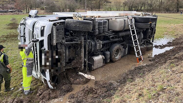 Lastwagen kommt von Fahrbahn ab: Fahrer leicht verletzt