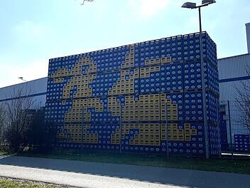 Bayreuth: "Ostergruß aus Bierkästen" - Brauerei Maisel mit riesigem Blickfang Bayreuth: "Ostergruß aus Bierkästen" - Brauerei Maisel mit riesigem Blickfang