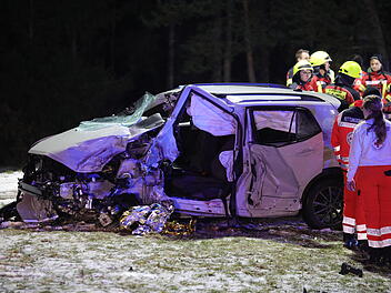 Auto kommt in Gegenverkehr: Eine Person nach Frontalzusammensto&szlig; lebensgef&auml;hrlich verletzt