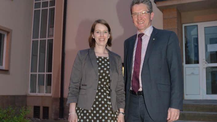 Familientradition der Rebhans bleibt im Marktgemeinderat Küps erhalten. Für Vater Hans Rebhan, der 36 Jahre in Küps die Geschicke mit lenkte und darüber hinaus noch Kreisrat ist, freut sich, seinen Platz seiner Tochter Christiane Härtlein übergeben zu können, die auf Anhieb den Einzug in das Gremium schaffte.Foto: K.- H. Hofmann