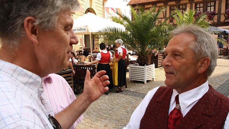 Fachgespräche: Bernd Hammer (Musikschule Bad Kissingen) und Peter Gossmann (Eisenstadt) plauderten angeregt miteinander. Foto: Paul Ziegler