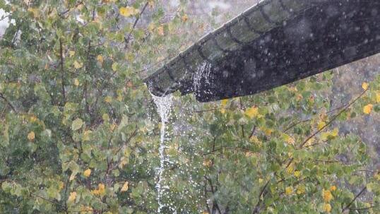 Auch die Dachrinne des Redwitzer Sportheimes war überfordert. Foto: Heinrich Weiß