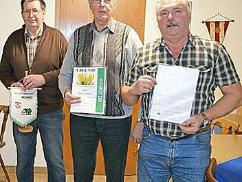 Der Zweite Vorsitzende der Siedler, Wolfgang Bauer, mit den geehrten Mitgliedern Josef Schiepek, 60 Jahre, und Karl-Heinz Grünbeck, 25 Jahre (von links) Foto: che