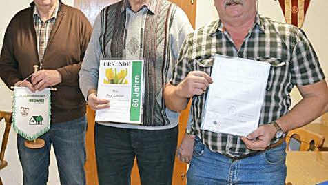 Der Zweite Vorsitzende der Siedler, Wolfgang Bauer, mit den geehrten Mitgliedern Josef Schiepek, 60 Jahre, und Karl-Heinz Grünbeck, 25 Jahre (von links) Foto: che