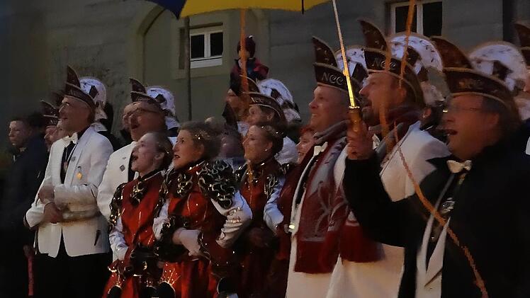 Die Narren des NCC liefern sich einen Schlagabtausch mit B&uuml;rgermeister und Gemeinderat.  Foto: Pierre Strecker