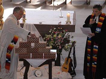 Anschaulich stellten im ökumenischen Gottesdienst Diakon Uwe Holzschuh und Pfarrer Bernd Grosser (von links) dar, dass Mauern trennen aber auch Schutz bieten können. Foto: Helmut Will