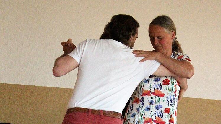 Christine und Alexander Beck tanzen seit fünf Jahren leidenschaftlich Tango und bieten ein offenes Treffen zum Üben für Tanzpaare an.  Foto: Julia Raab