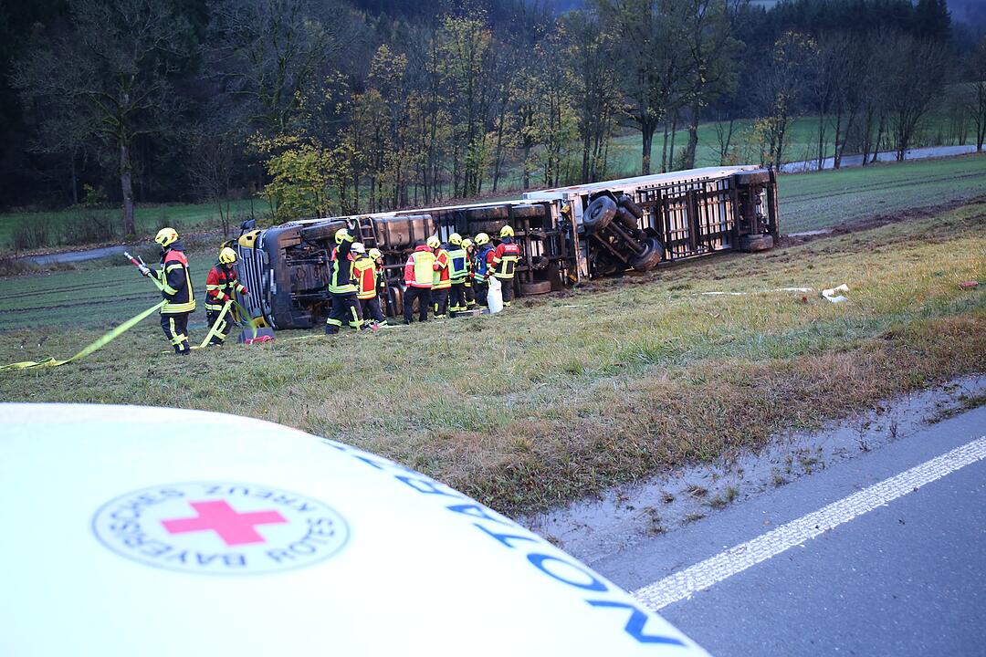 Lkw in Oberfranken kippt um - Fahrer eingeklemmt
