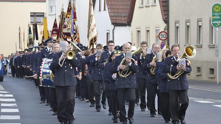 Kirchenparade mit Feuerwehr und ihrer Musikkapelle, wie hier beim Florianstag, sind in Reiterswiesen nicht wegzudenken. Peter Klopf