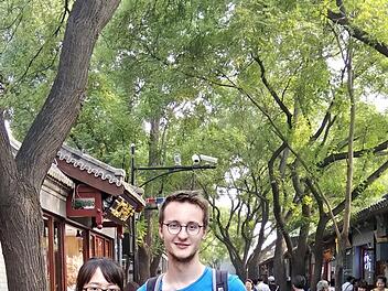Vinzenz Pyka mit seiner "Buddy", einer chinesischen Kommilitonin, die Deutsch studiert und ihm als "Vermittlerin chinesischer Kultur und Weltsicht" zur Seite gestellt ist. Foto: privat
