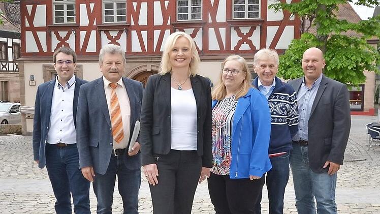 Die Bürgermeisterkandidatin der CSU Herzogenaurach, Sabine Hanisch (vorne), mit Kollegen aus Fraktion und Vorstand (von links): Konrad Körner, Bernhard Schwab, Antje Körner, Kurt Zollhöfer und Walter Drebinger  Foto: Bernhard Panzer