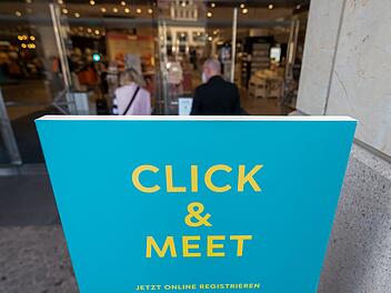 Ein Aufsteller vor einem Modegeschäft informiert über die "Click & Meet"- Regelung.Foto: Hendrik Schmidt/dpa