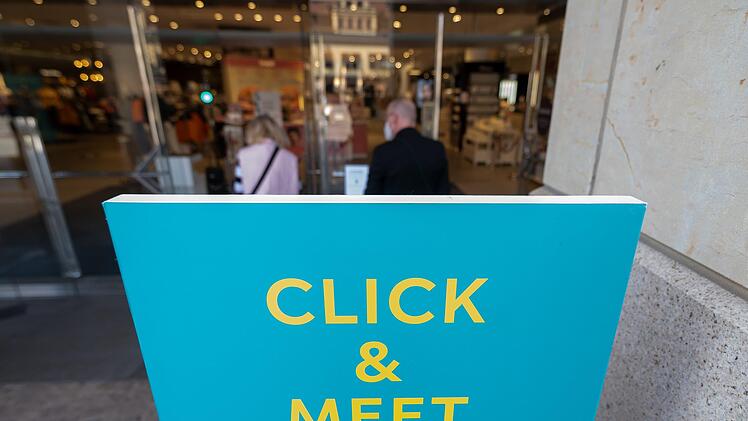 Ein Aufsteller vor einem Modegeschäft informiert über die "Click & Meet"- Regelung.Foto: Hendrik Schmidt/dpa