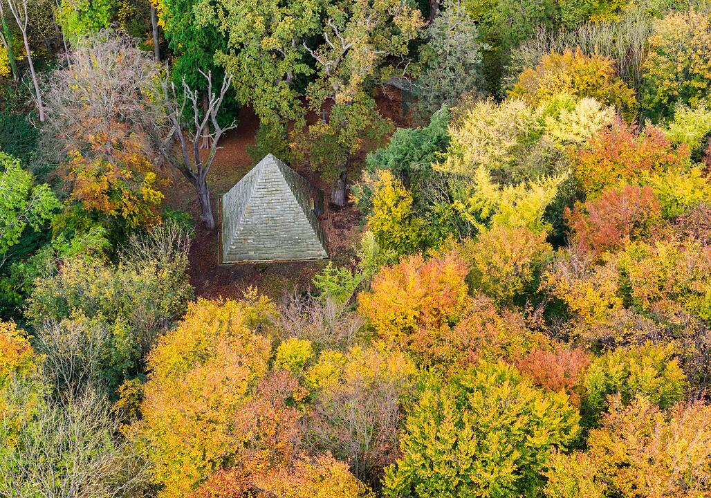 Pyramide in einem Wald im Landkreis Hildesheim