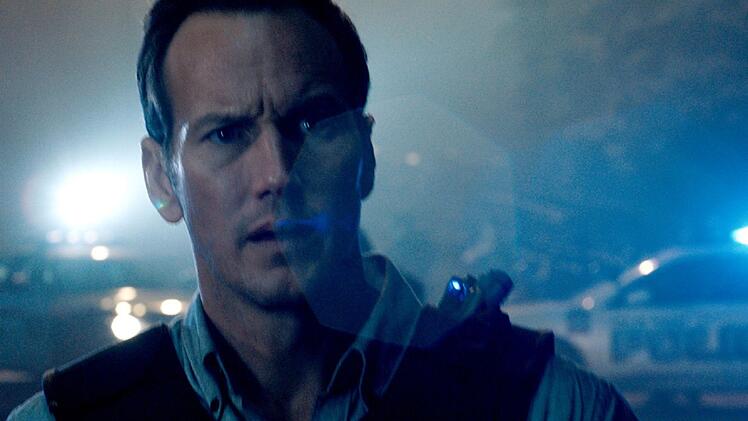 W&auml;hrend Michael durch den Pendlerzug hetzt, h&auml;lt sein Ex-Kollege Murphy (Patrick Wilson) drau&szlig;en die Stellung.