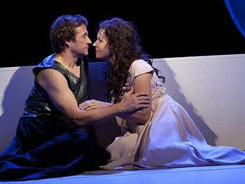 Vincent Wolfsteiner (Tristan) und Lioba Braun (Isolde).  Foto: Ludwig Olah